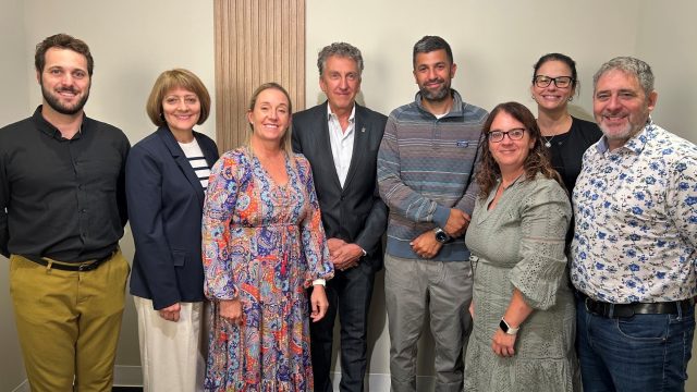 Membre du comité sur l’intégration des thérapeutes du sport (de gauche à droite): Michael Morin, pht, Chantal Besner, Fellow pht, vice-présidente de l'Ordre professionnel de la physiothérapie du Québec (OPPQ), Heather McCoy, coordonnatrice de stage clinique en thérapie du sport à l’Université Concordia, Luc J. Hébert, Fellow pht, président de l'OPPQ, Nour Saadé, Président de la Corporation des thérapeutes du sport du Québec (CTSQ), Me Marie-France Salvas, directrice générale et secrétaire adjointe de l'OPPQ, Geneviève Boilard, Fellow T. phys. et Philippe Fait, directeur de département et professeur titulaire et responsable du secteur de la thérapie du sport à l'Université du Québec à Trois-Rivières.