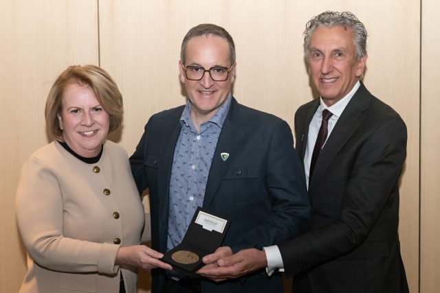 Martin Poirier, T. phys., reçoit le prix du CIQ 2025