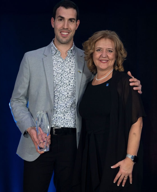 Simon Dalle-Vedove, récipiendaire du prix Excellence physiothérapeute, et Manon Dufresne, présidente de l'OPPQ.