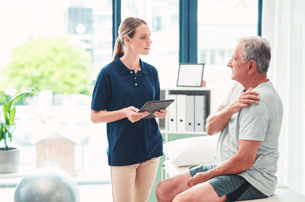 Une physiothérapeute et son patient en consultation