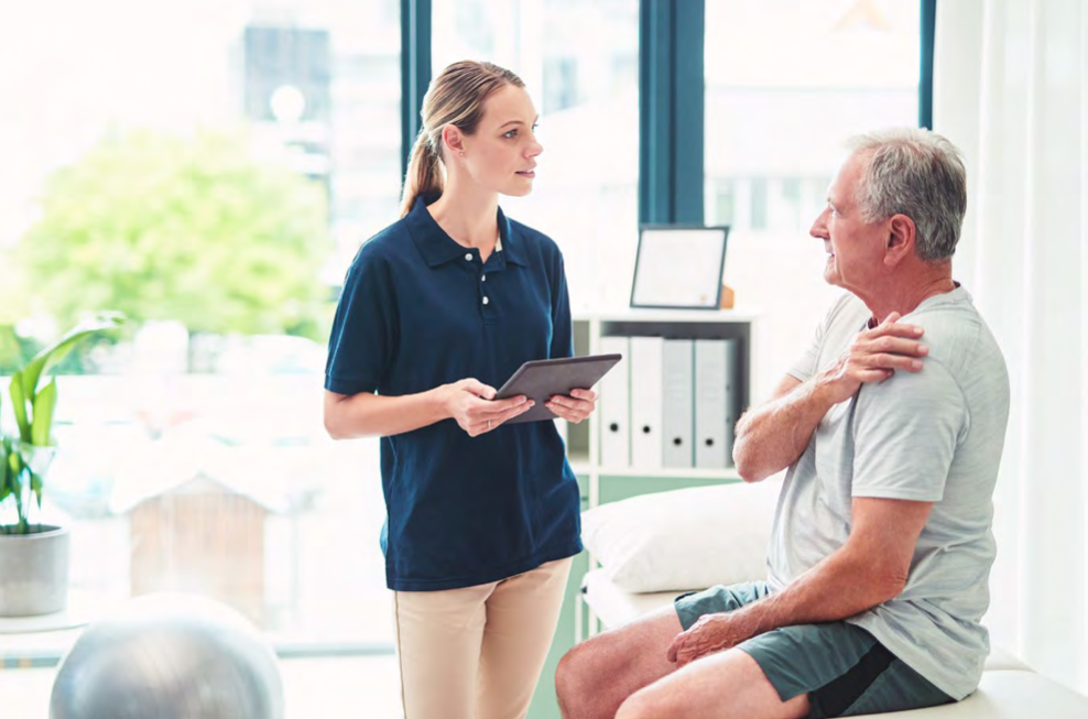 Physiothérapeute et patient